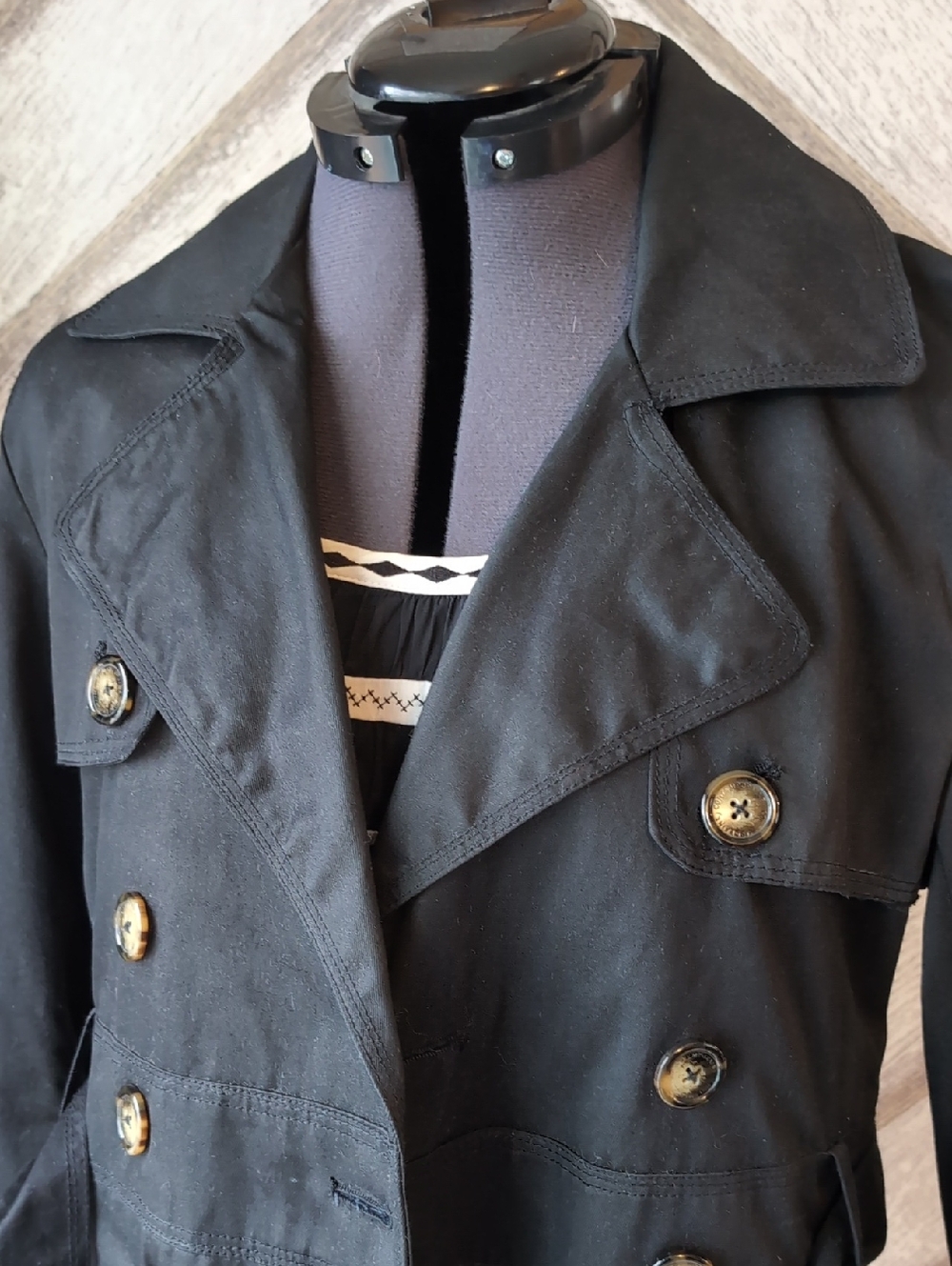 Classic Black Double-Breasted Trench Coat with Waist Tie - Picture 4 of 7